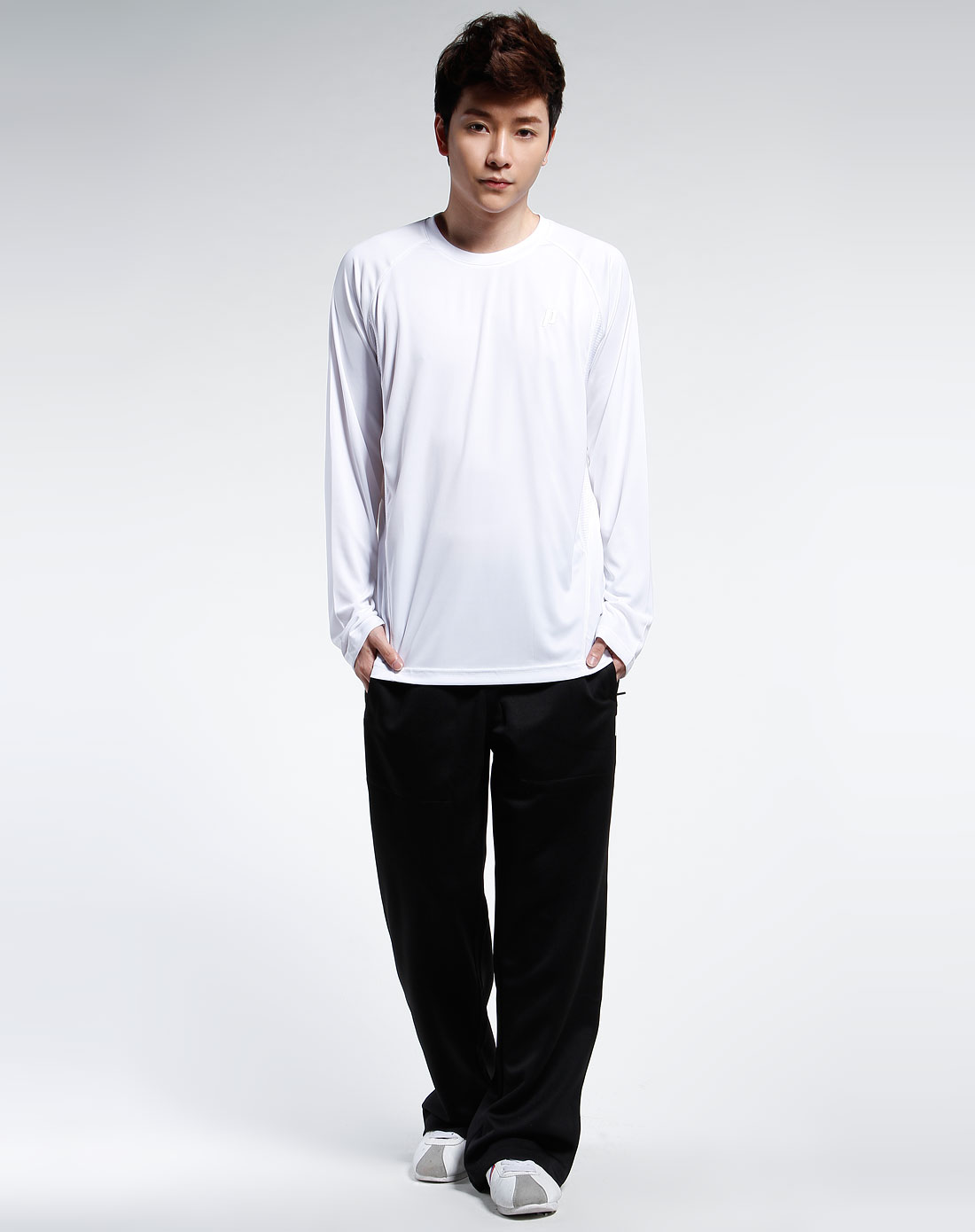 白色长袖运动衫