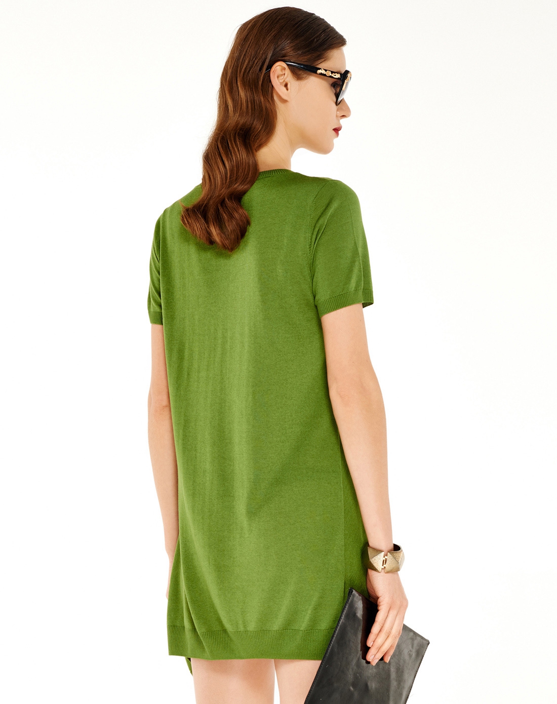 女士草绿色中长款弧下摆短袖针织衫