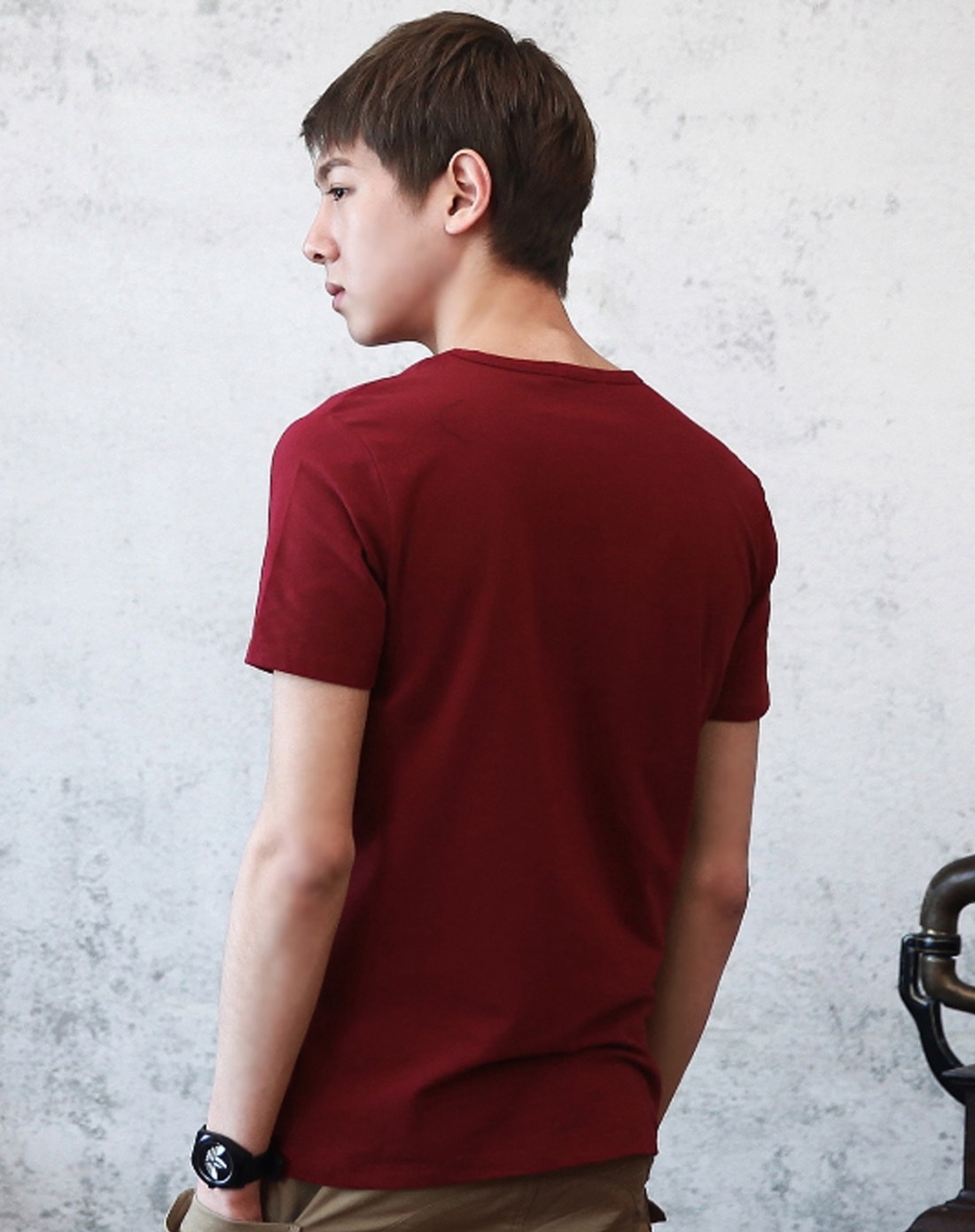 酒红色短袖t恤