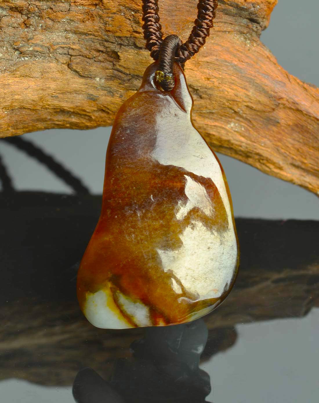 天然俏色巧雕红底立体福鼠运财翡翠吊坠(国家权威鉴定)