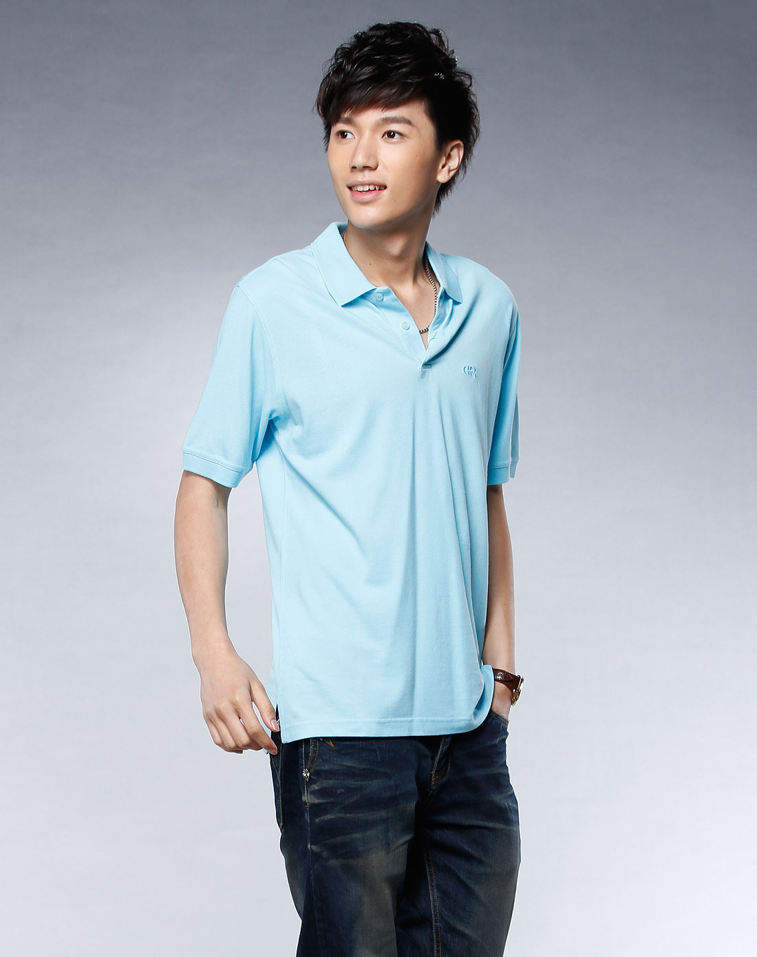 天蓝色素面翻领短袖t恤