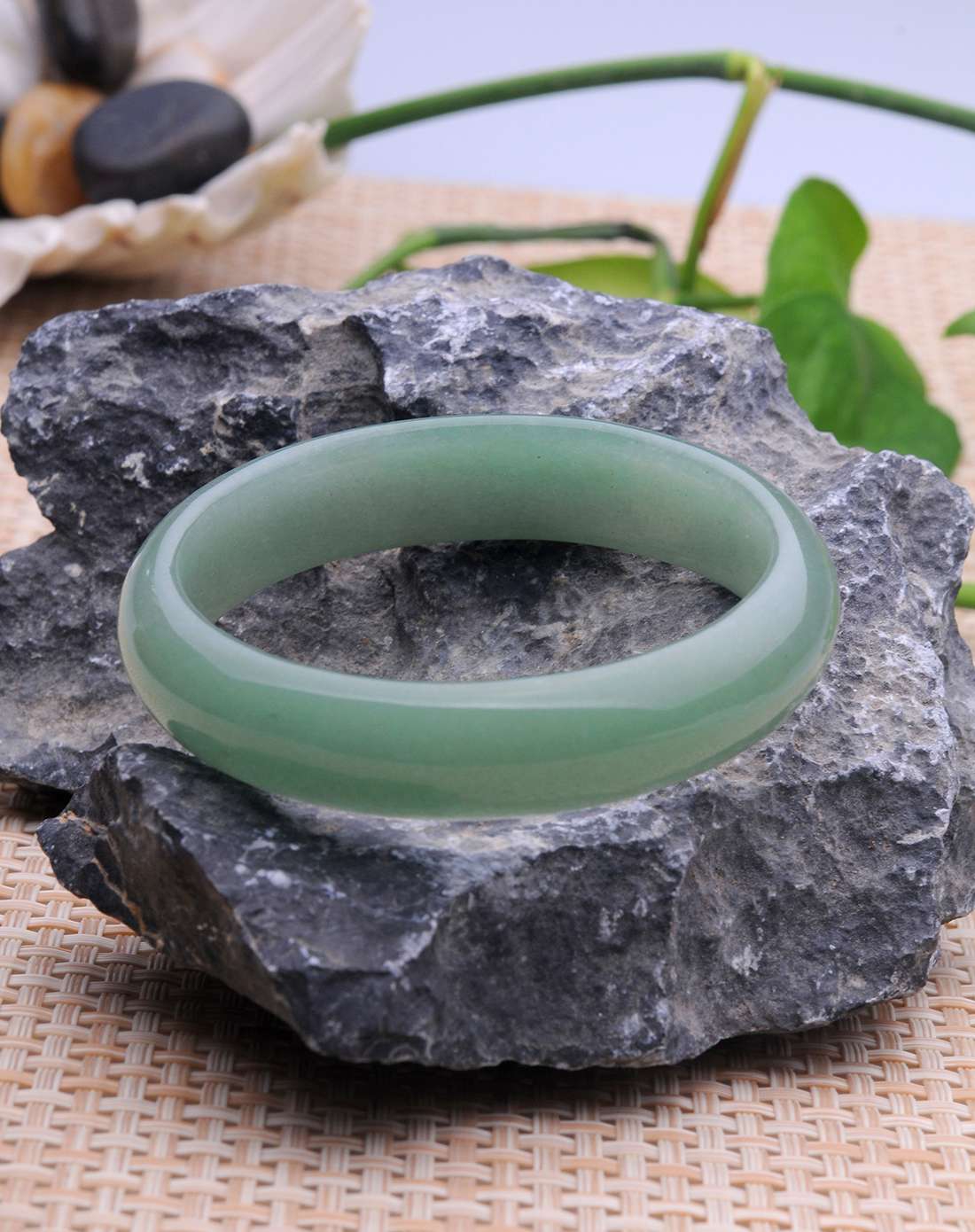 精品东陵玉手镯