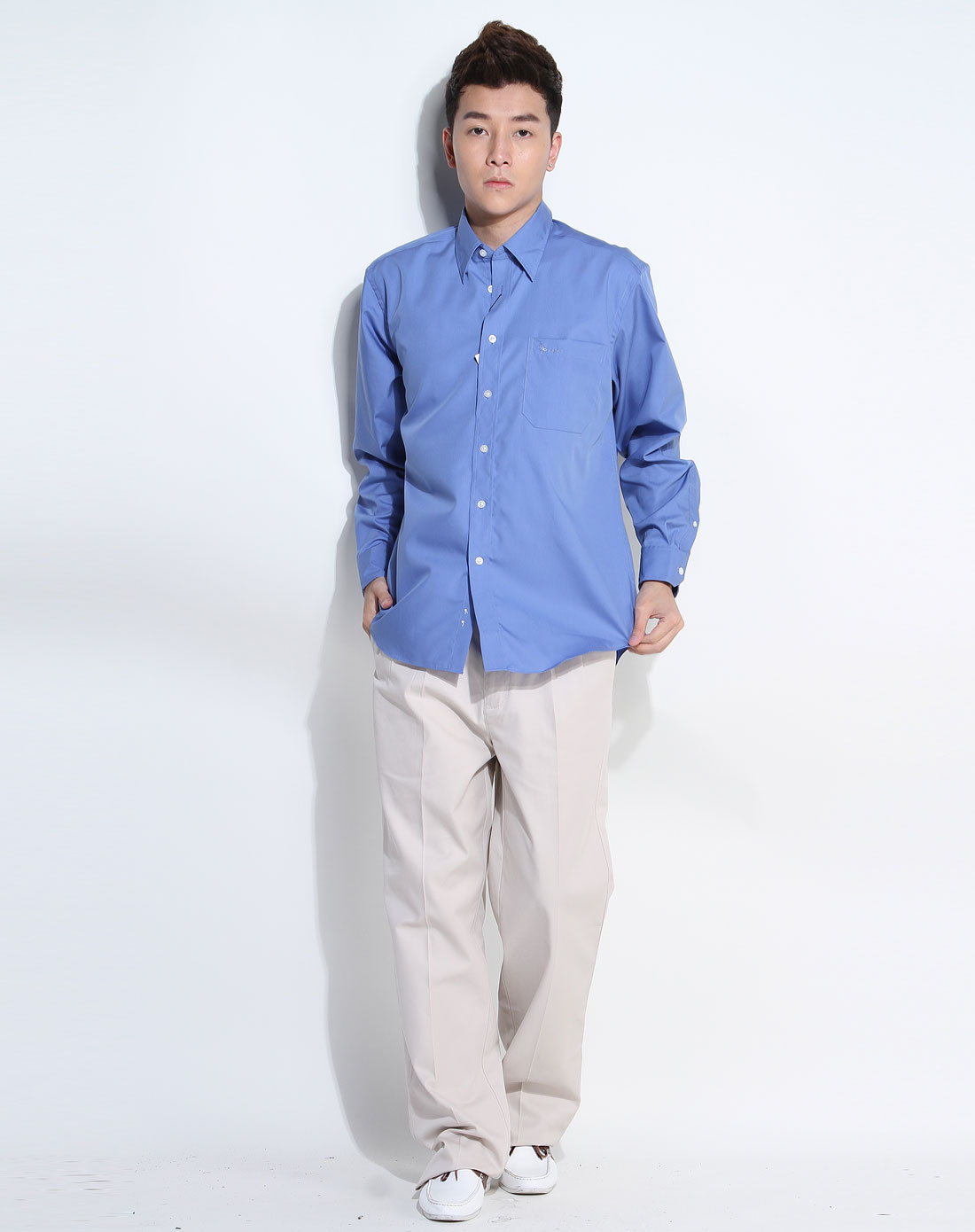 天蓝色简约长袖衬衫