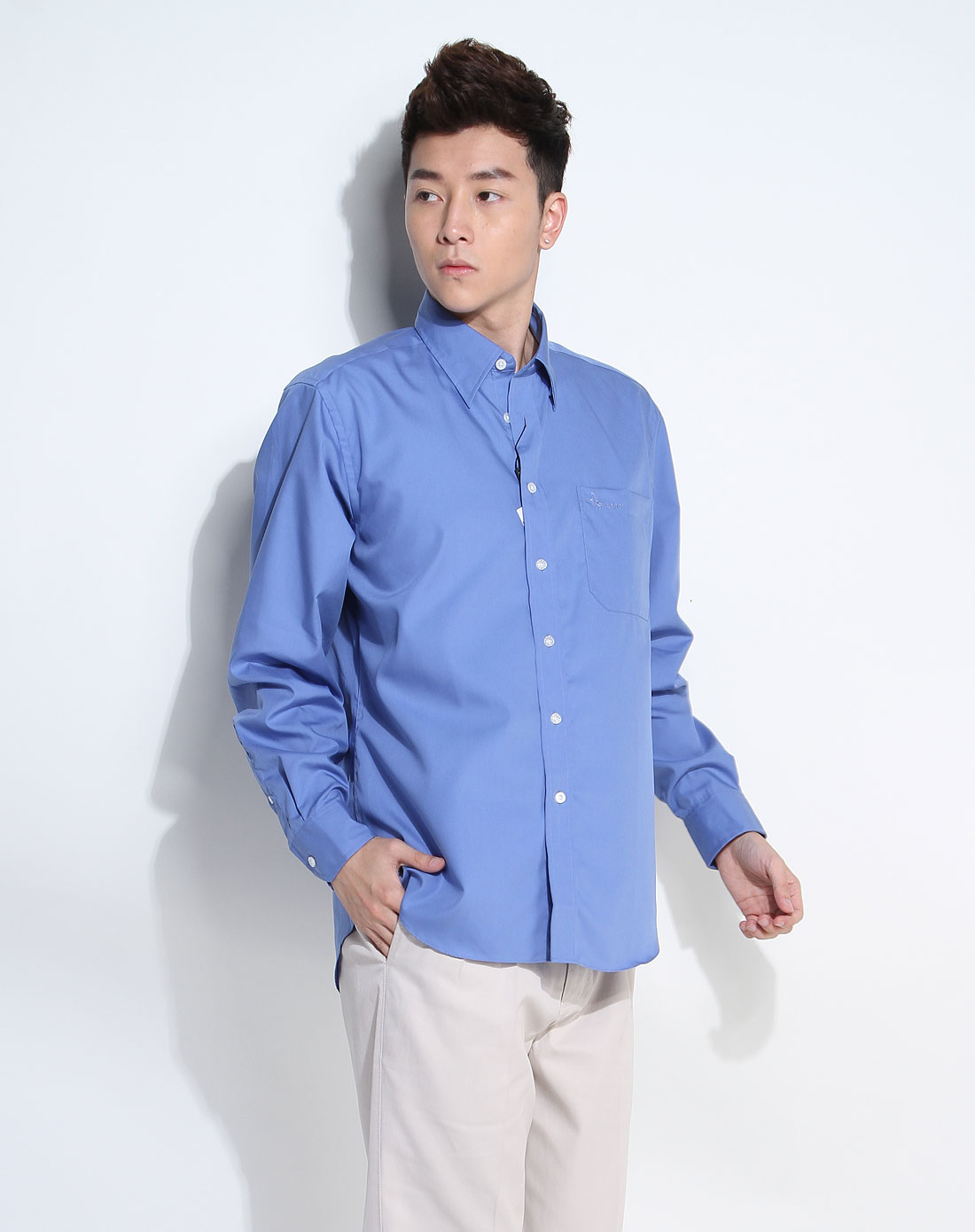 天蓝色简约长袖衬衫