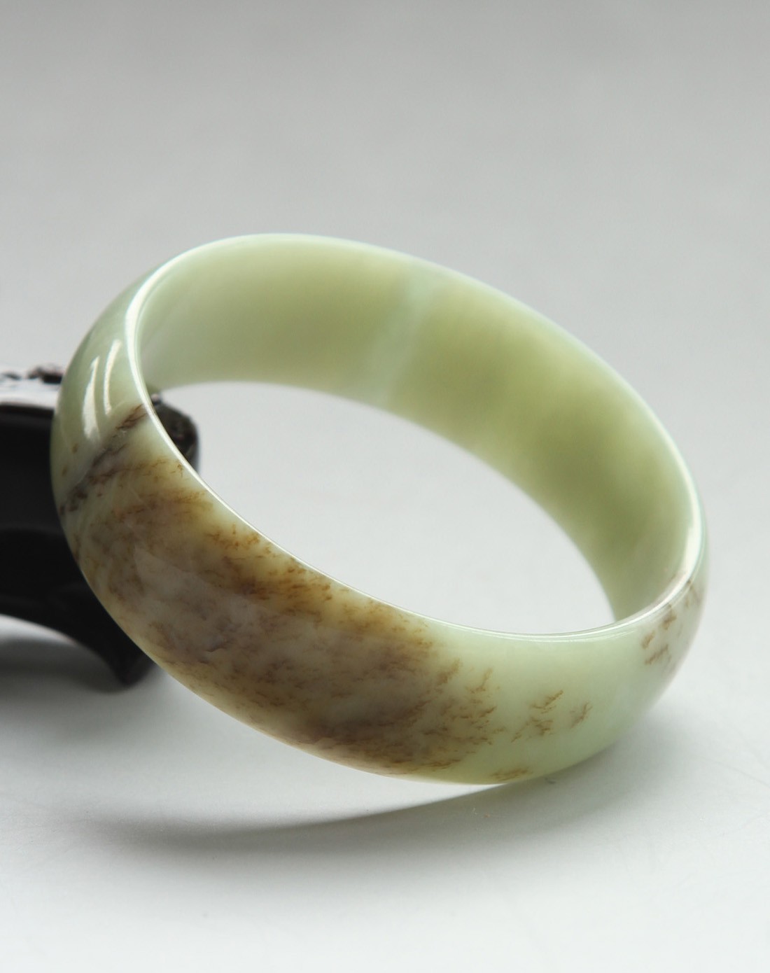 新疆和田玉正宗原产和田料老矿白玉飘水草花绝版手镯57mm