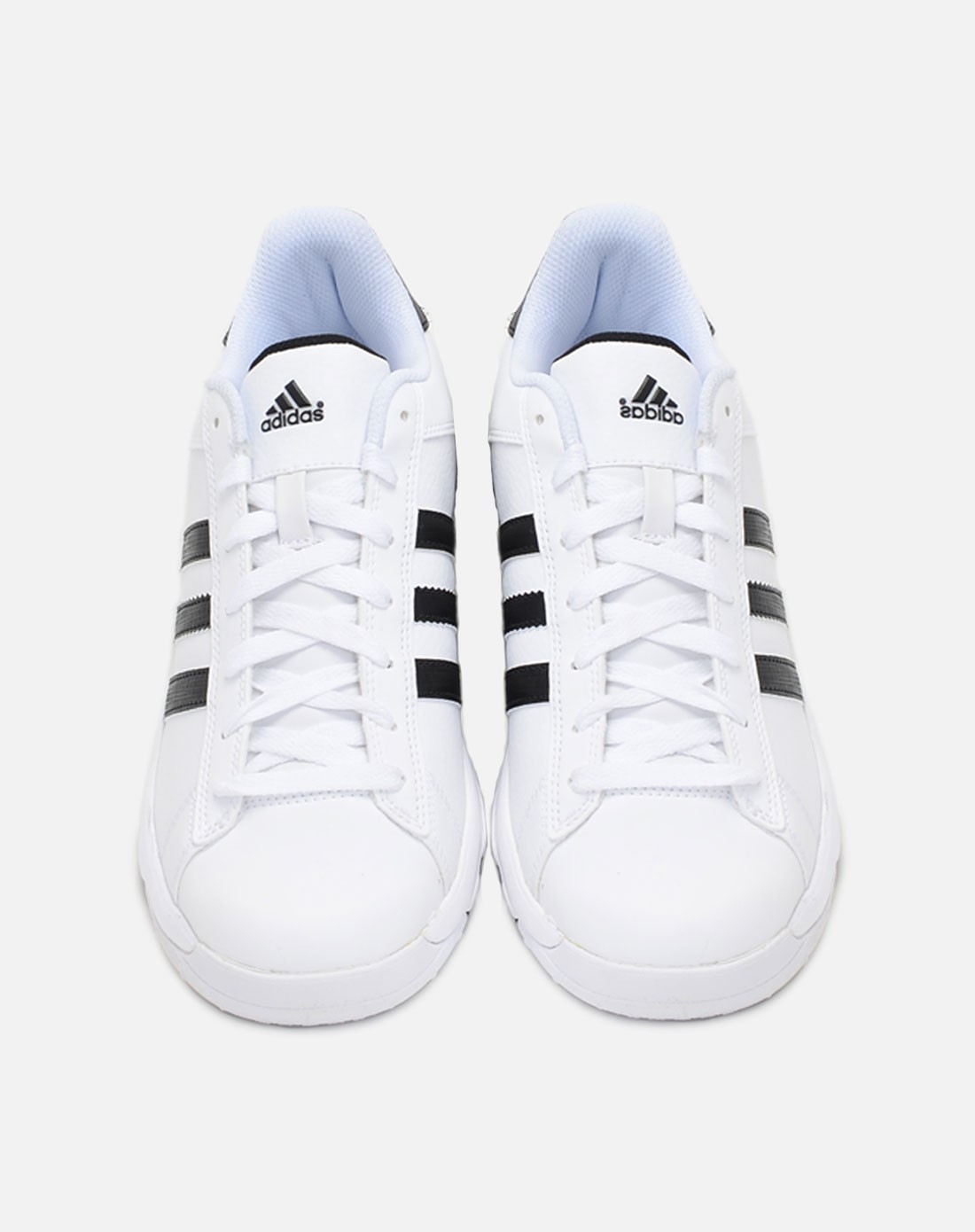 男子白色篮球鞋