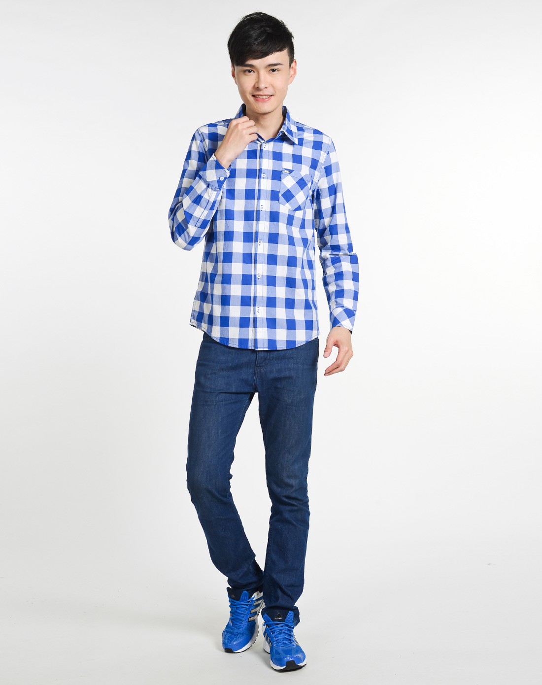 男子蓝白格子长袖衬衫