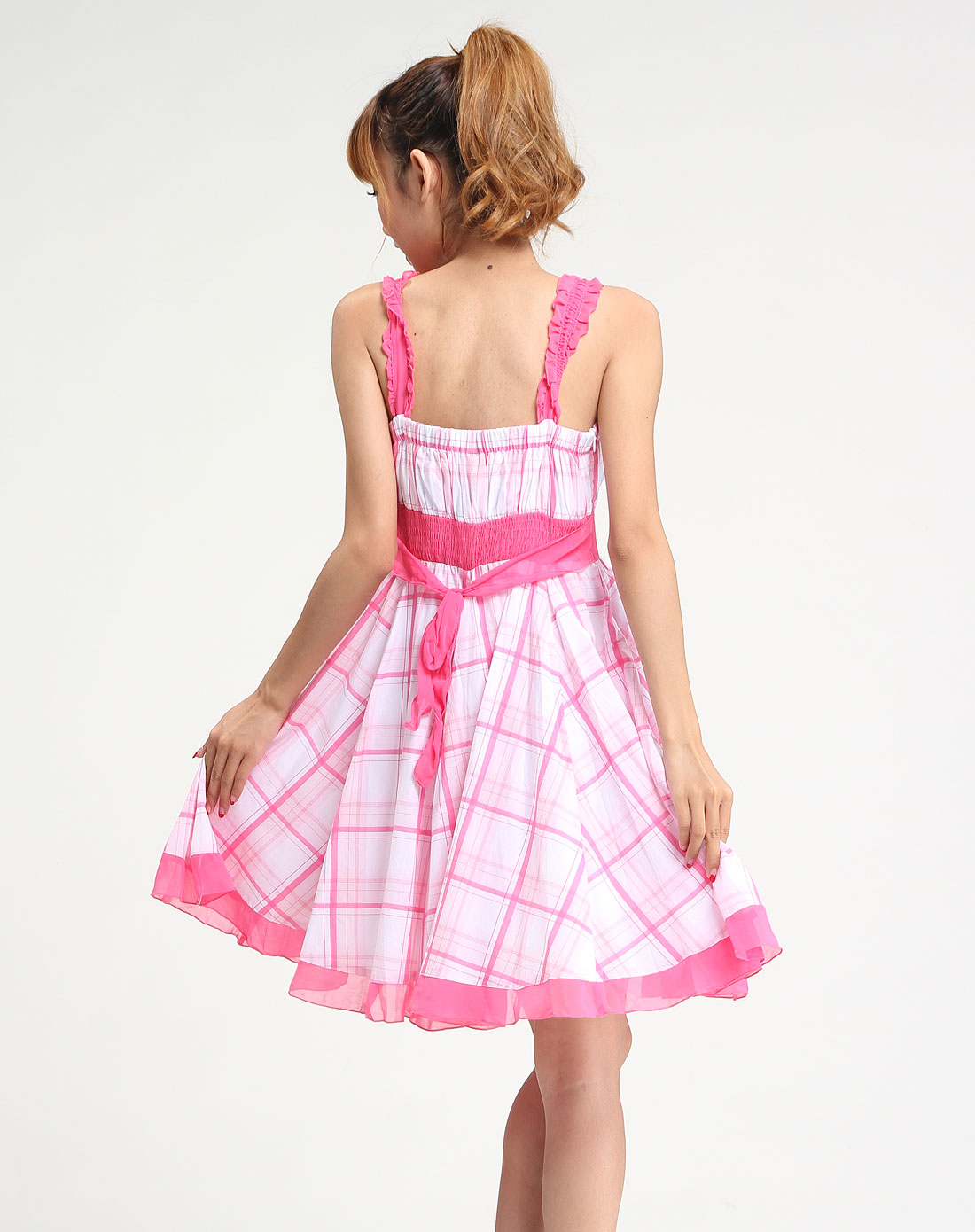 粉红色格子吊带连衣裙
