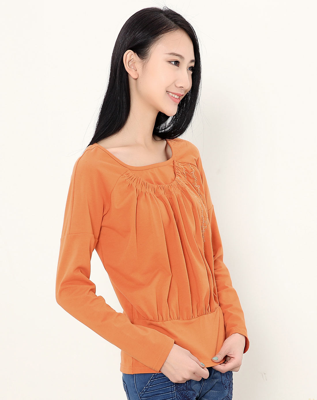 橘色圆领褶皱长袖t恤