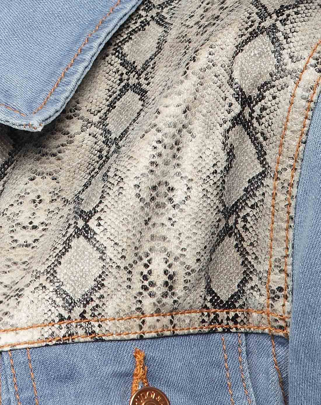 女款中蓝蛇纹接拼牛仔外套