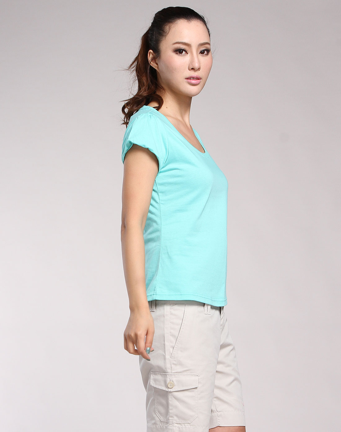 浅绿色简约短袖休闲t恤