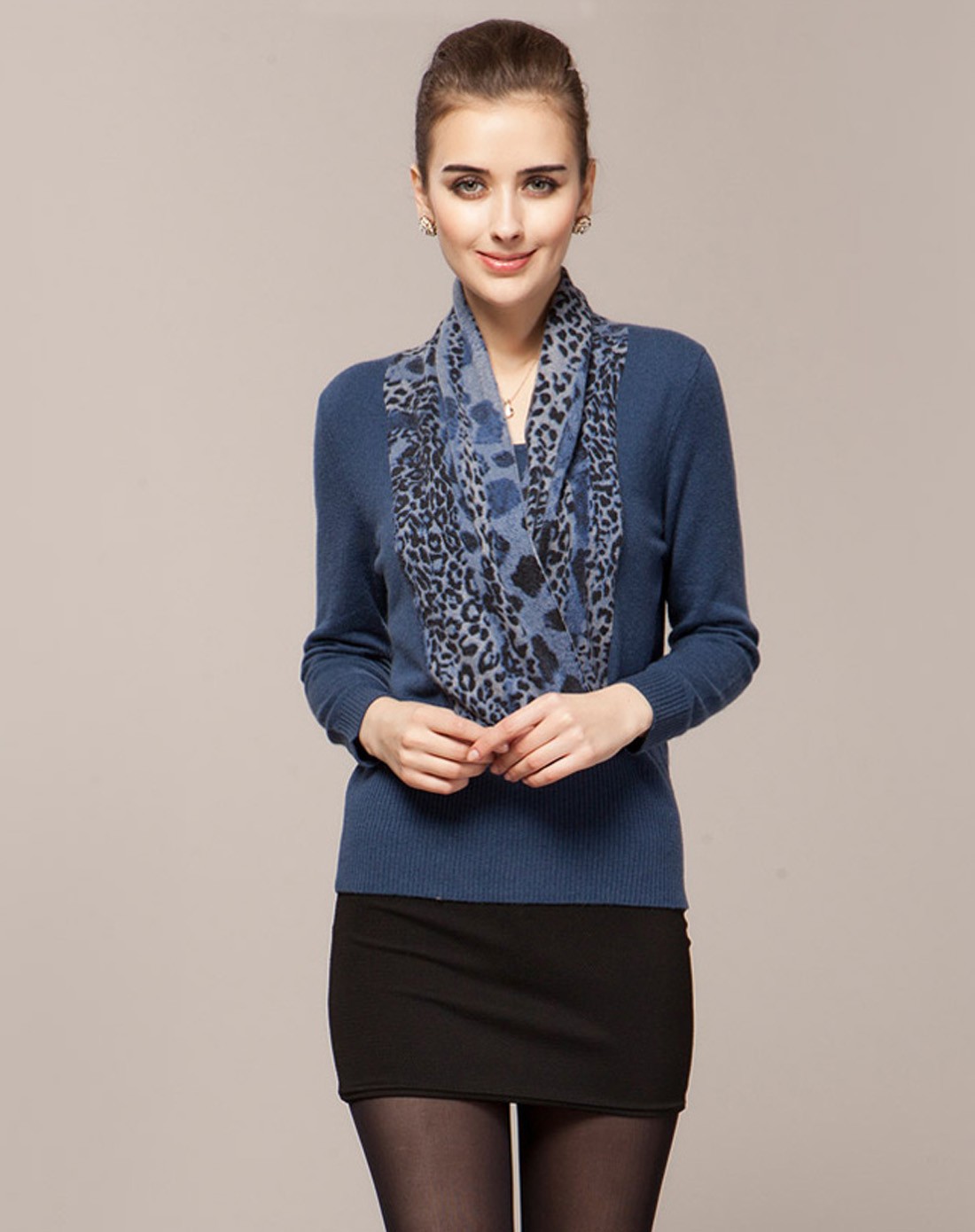 100%山羊绒深灰兰v叠领印花女套衫