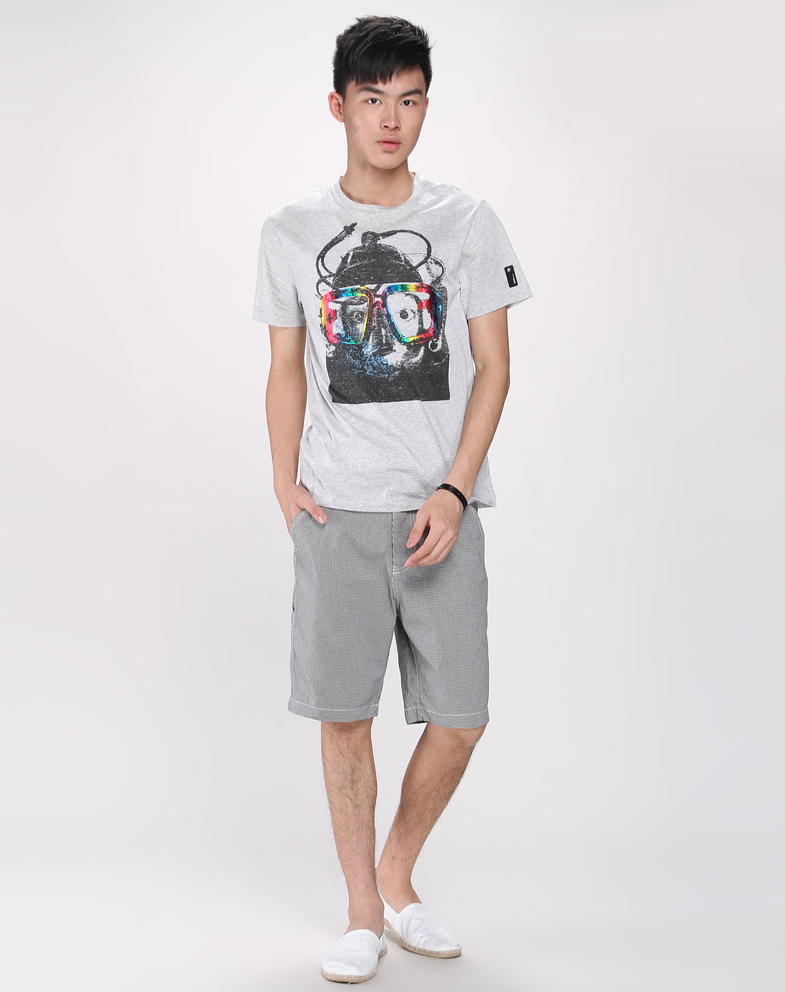 浅花灰色印图圆领短袖t恤