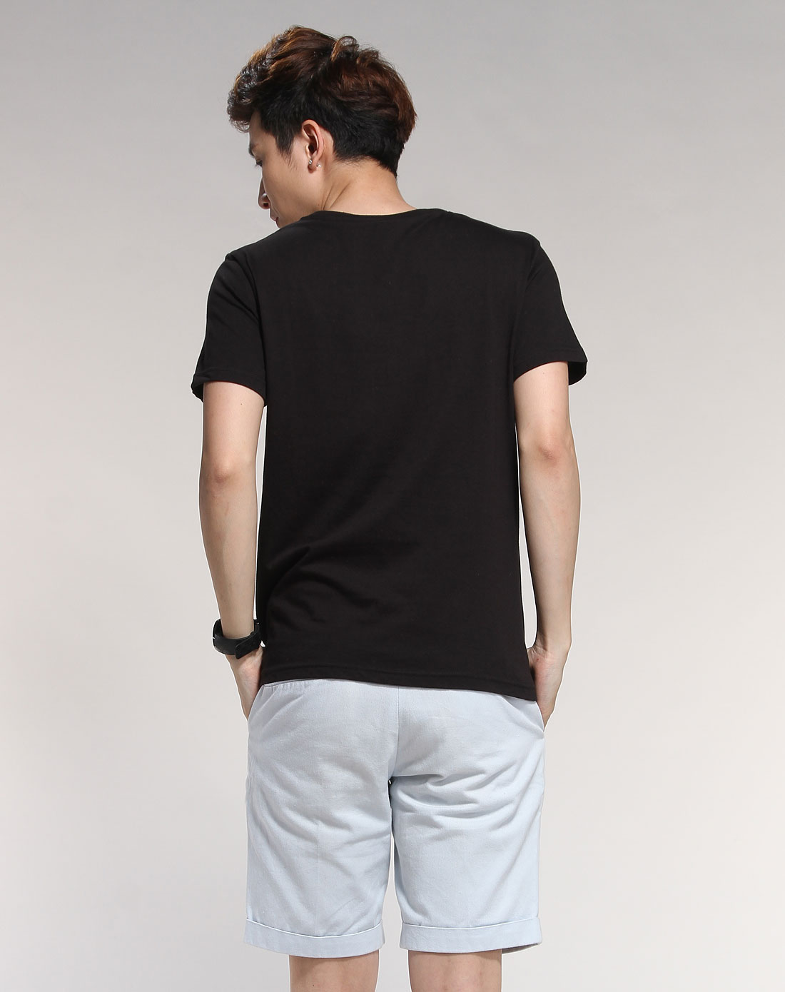 黑色v领字母短袖t恤