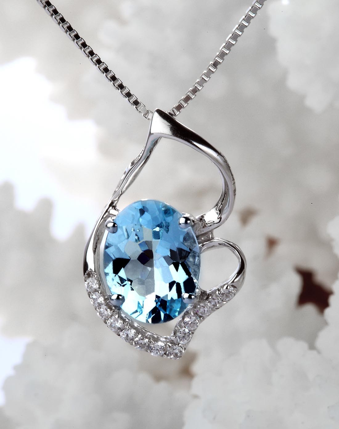 18k金镶海蓝宝石吊坠(伴钻石)