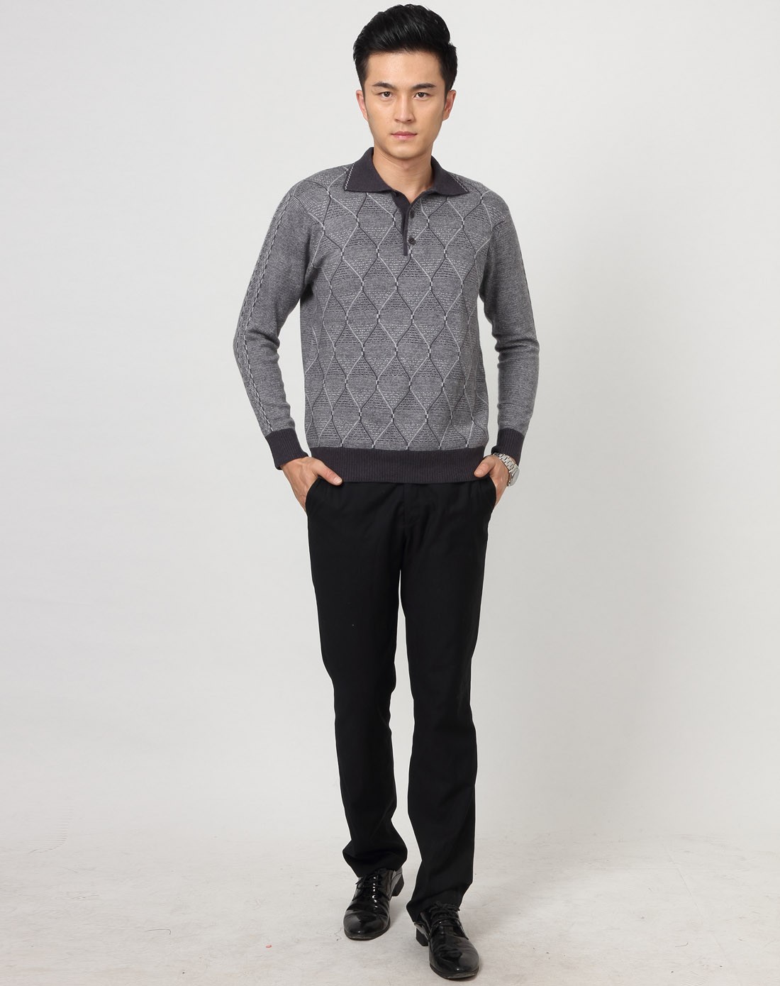 男款灰色羊绒翻领网纹横线套头衫
