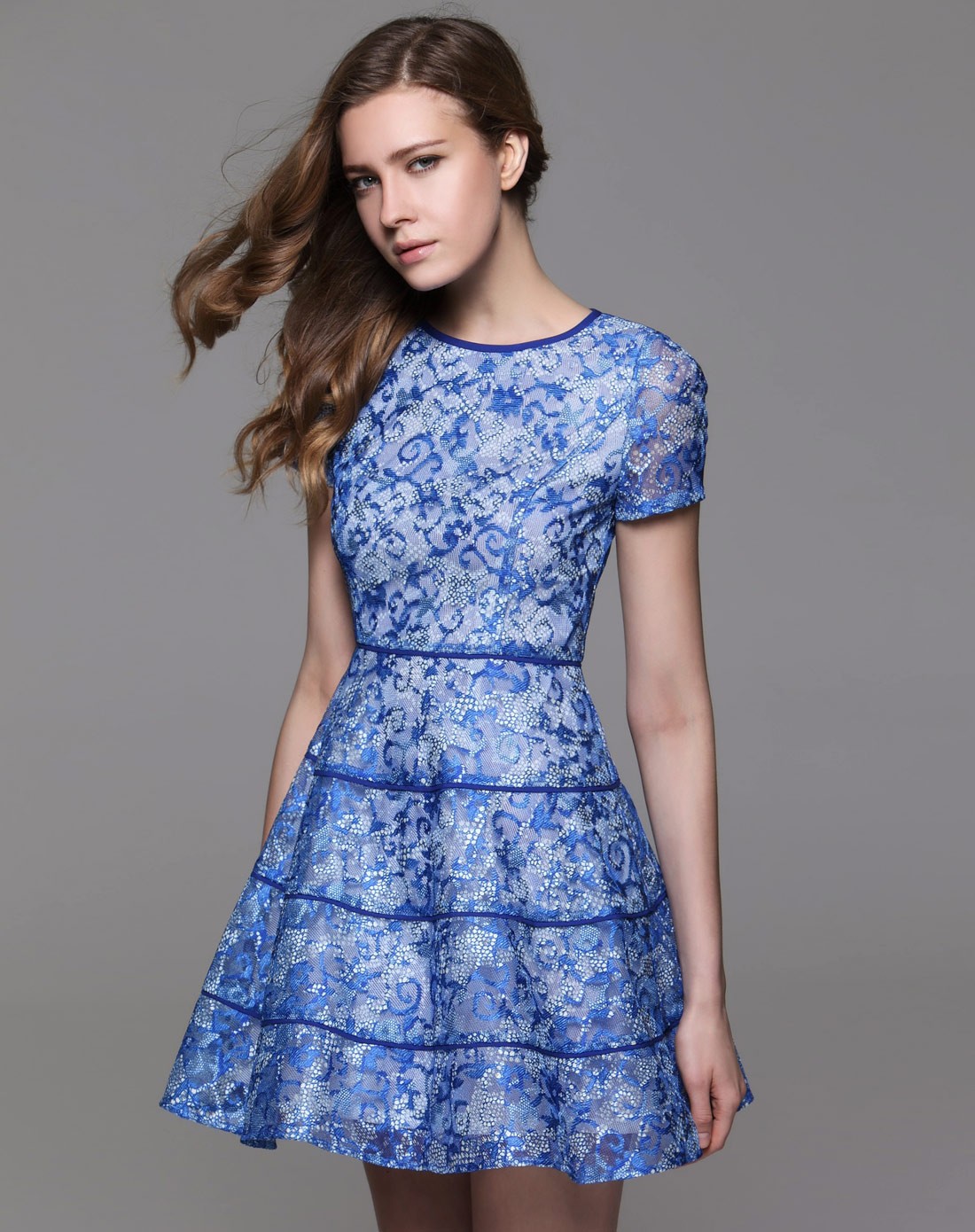 浅蓝色圆领蕾丝短袖连衣裙