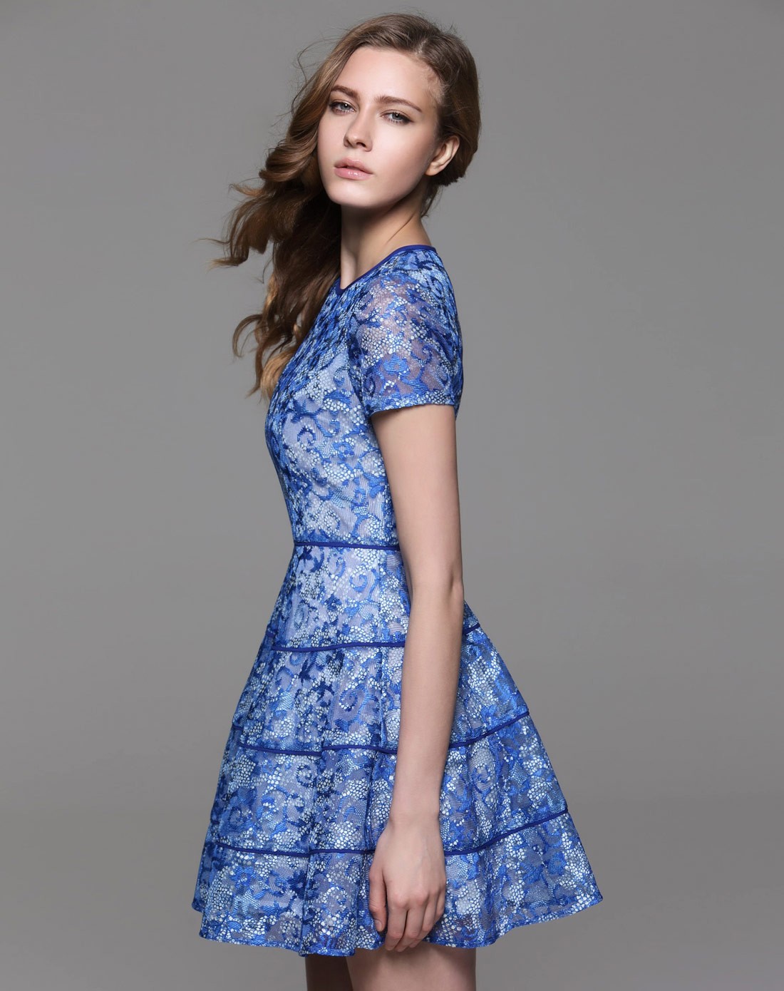 浅蓝色圆领蕾丝短袖连衣裙