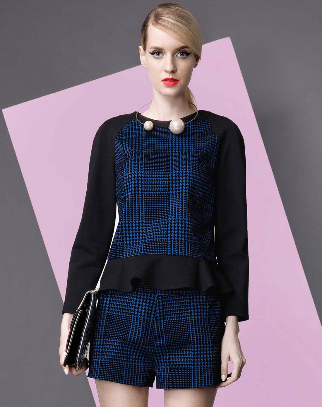 蓝色简约黑白格插肩袖上衣