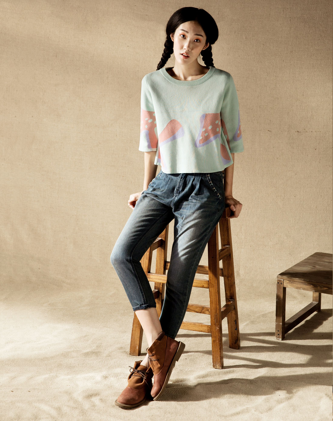 淡青色棉质圆领宽松绣花套头毛衣