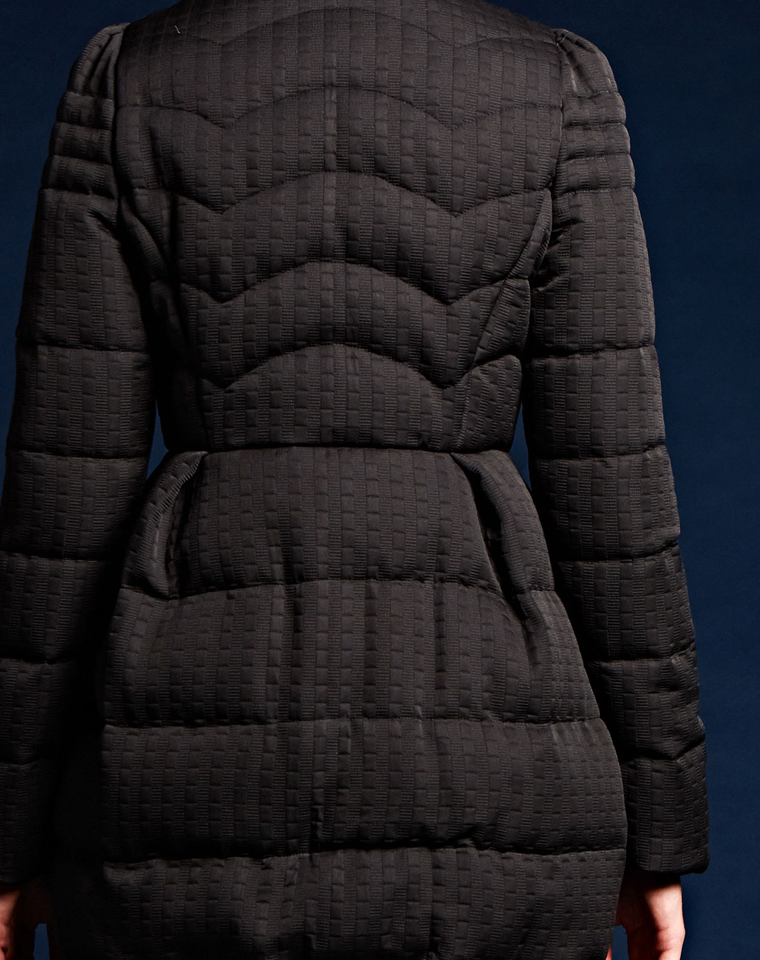 黑色圆领泡泡袖收腰褶裥纯色羽绒服