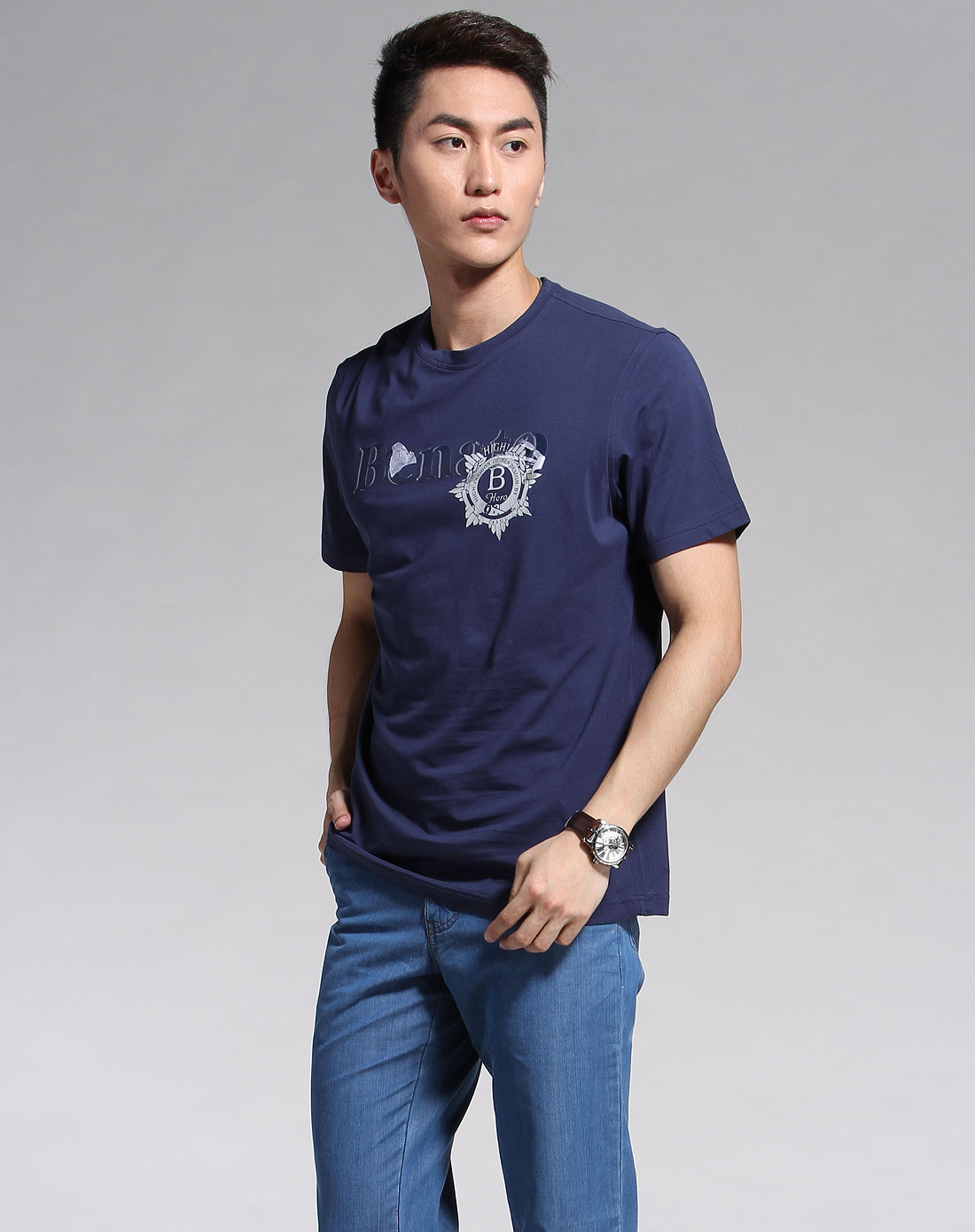 藏青色圆领短袖t恤