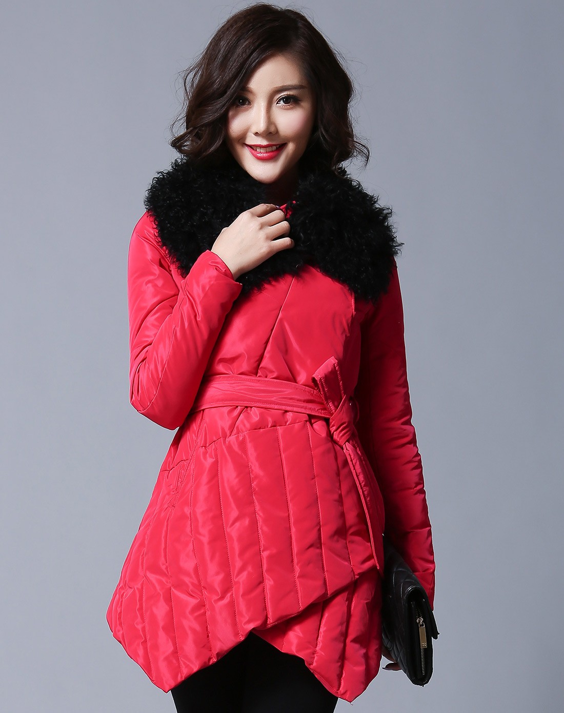 玫红色羊羔毛领修身中长款羽绒服
