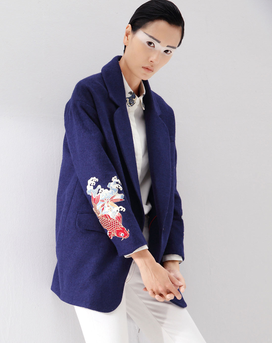 深蓝色锦鲤刺绣拼接呢大衣
