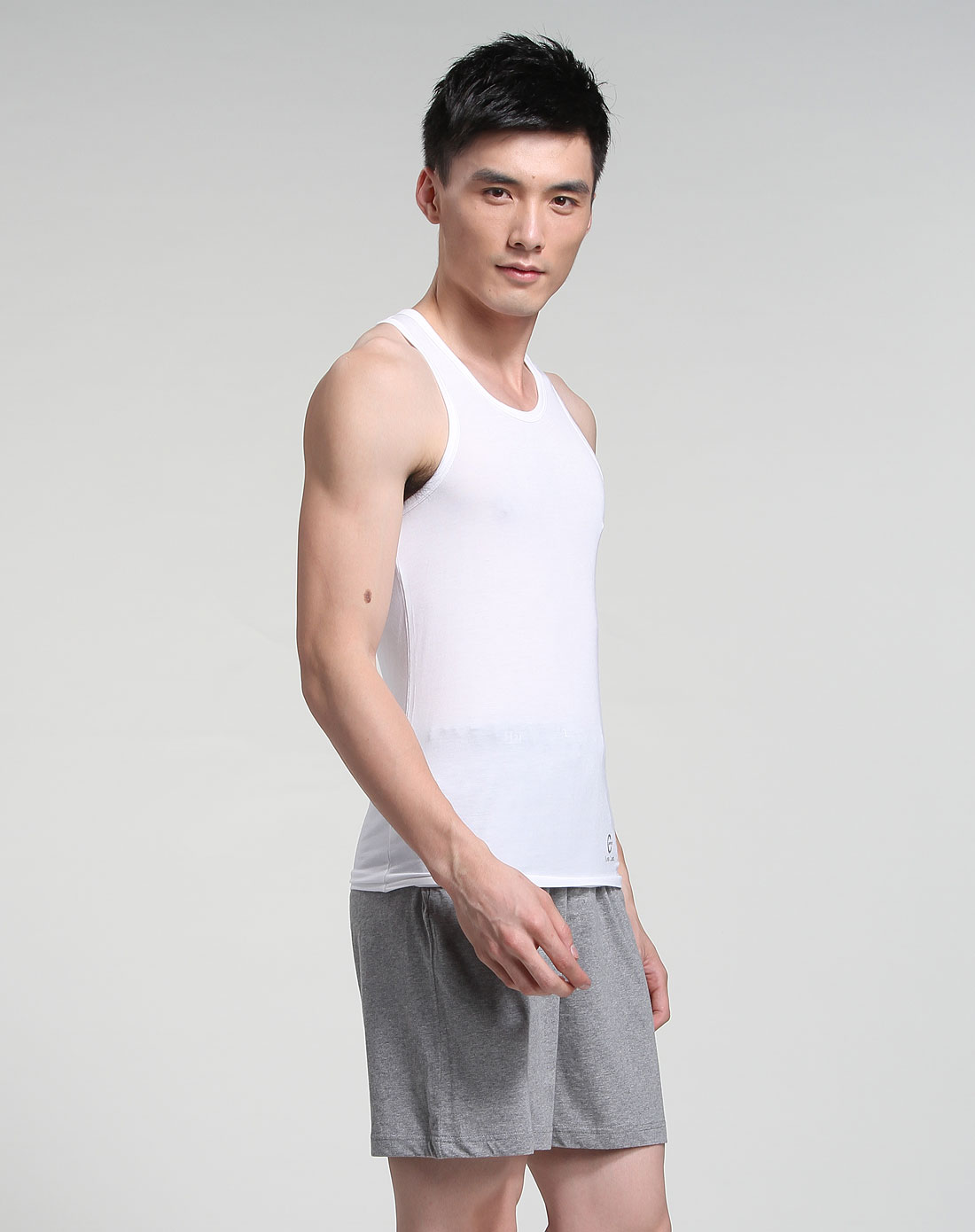 白色圆领简约背心