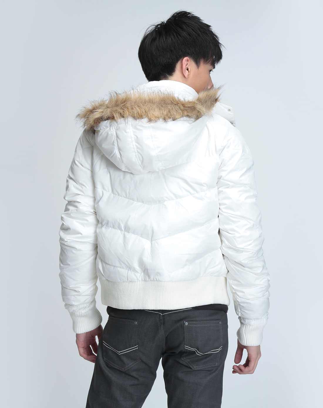 男款纯白色连帽长袖羽绒服