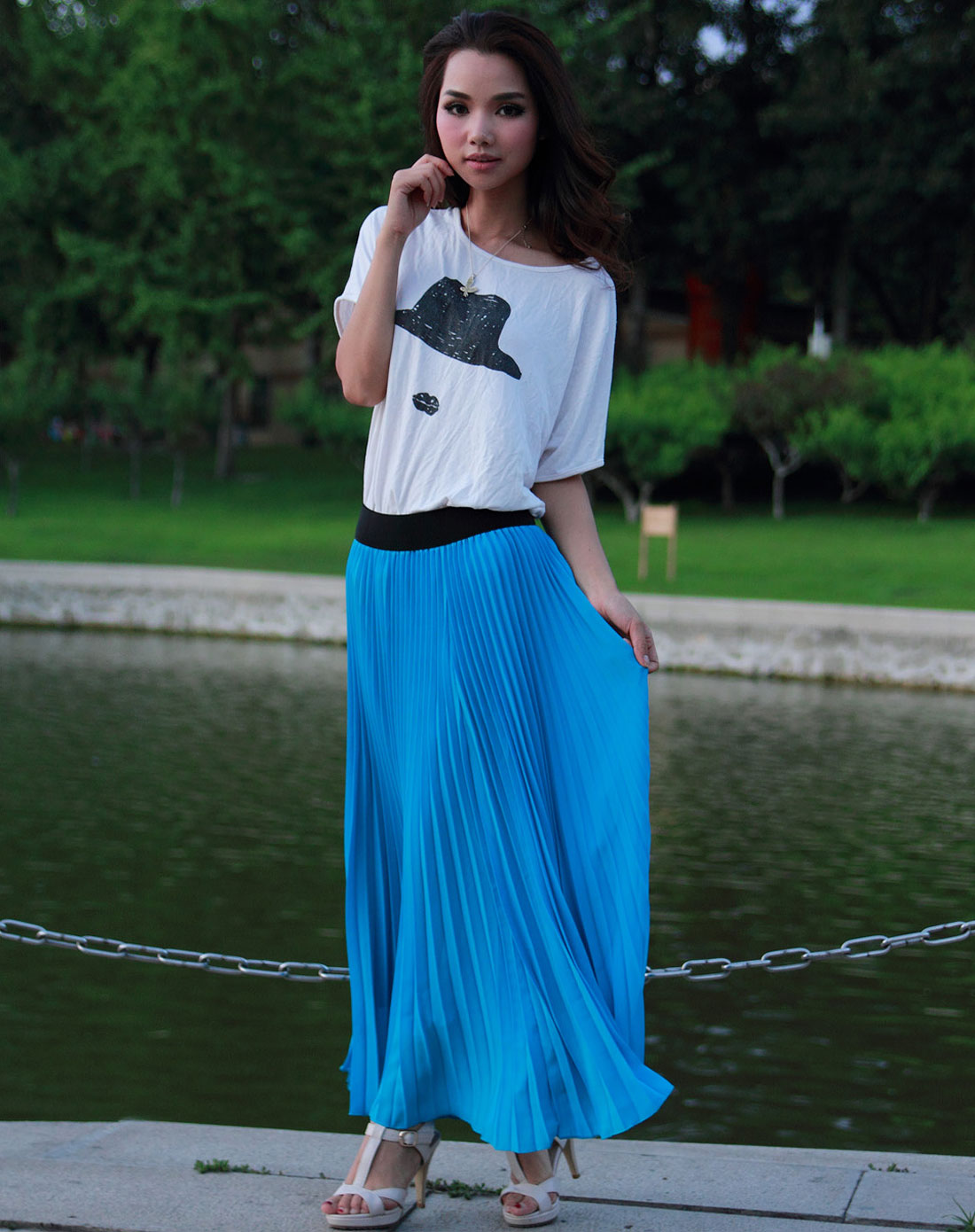 湖蓝色简约褶皱时尚长裙