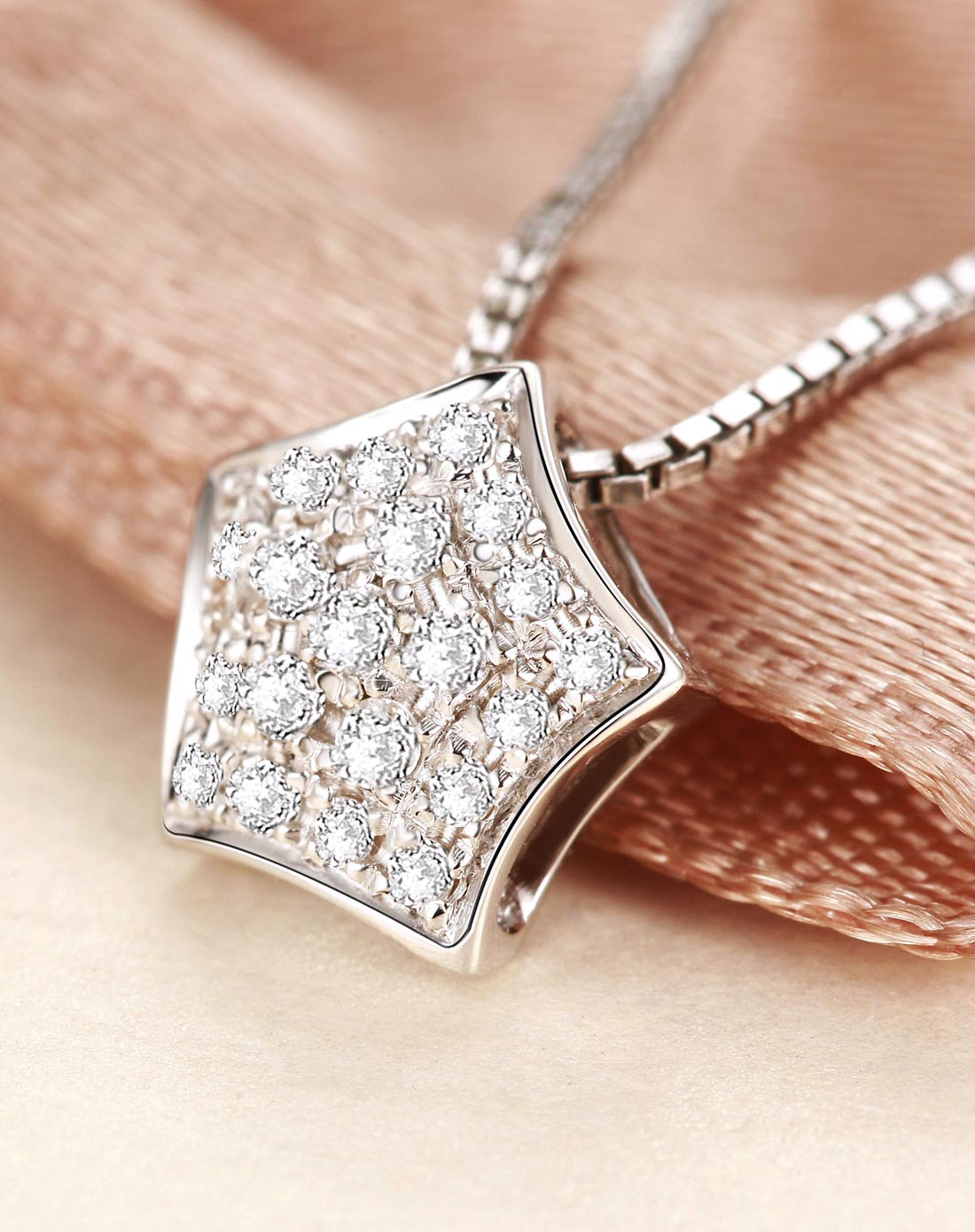 18k白金星形群镶钻石吊坠许愿星