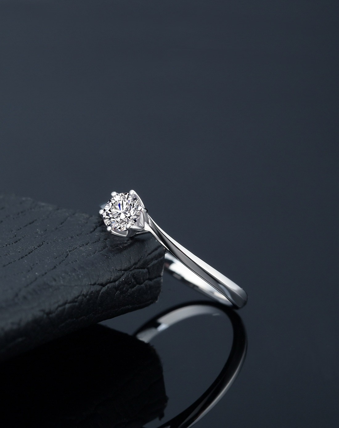 18k白金30分e色时尚扭臂修手型 钻戒女款 悸动