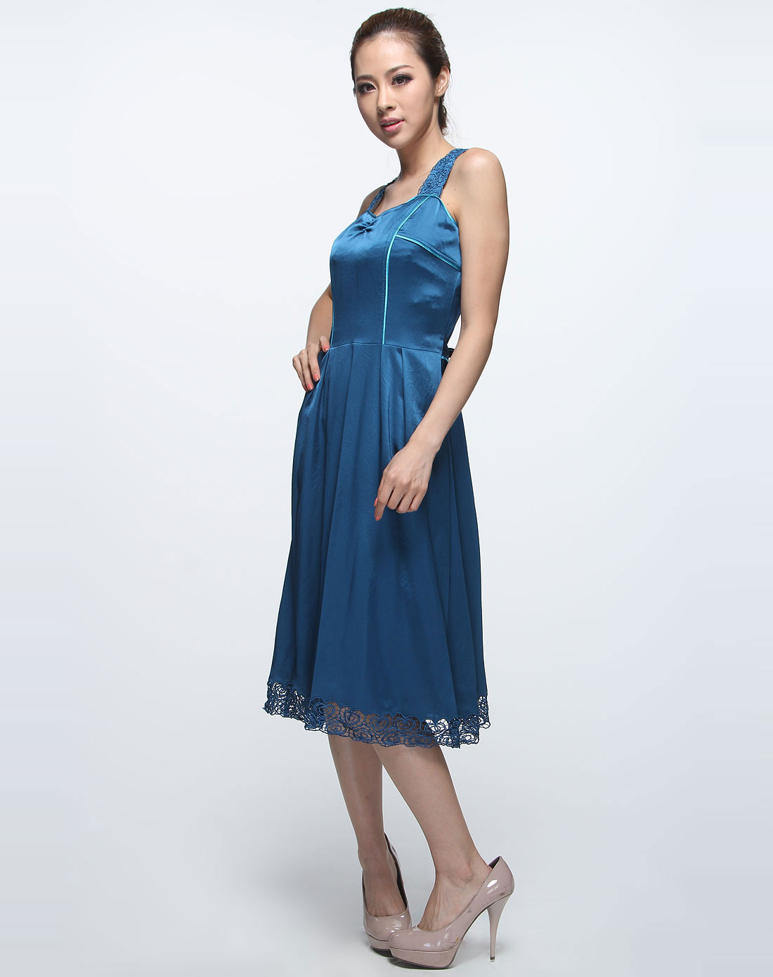 应大yingdak女装专场-蓝绿色绣花时尚吊带连衣裙