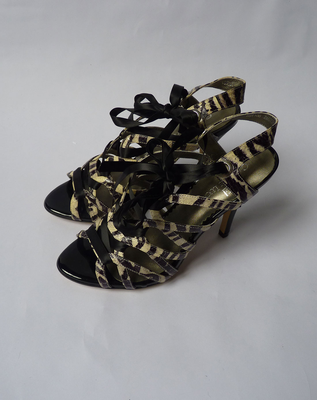 女款黑白纹蛇皮凉鞋