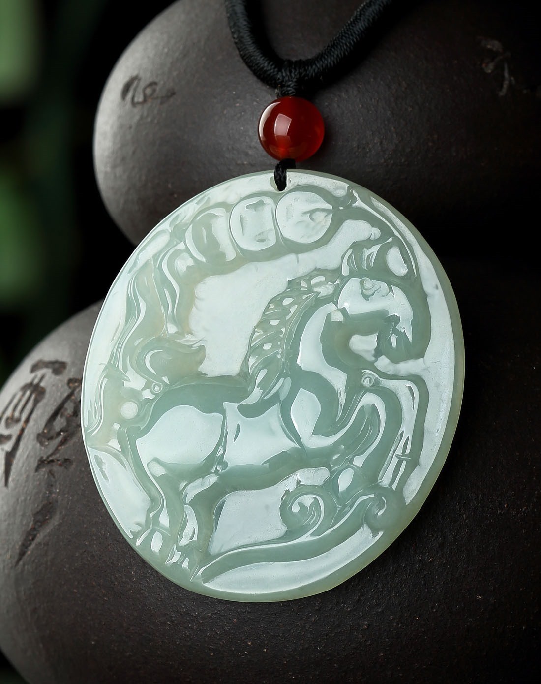 精雕天然a货翡翠冰糯种马牌马上有钱吊坠(附权威鉴定证书)