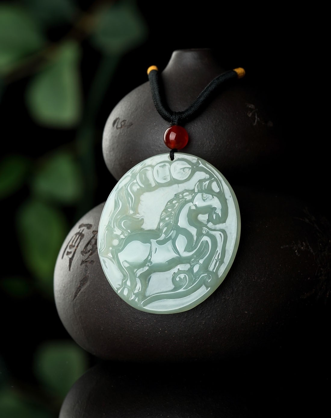 精雕天然a货翡翠冰糯种马牌马上有钱吊坠(附权威鉴定证书)