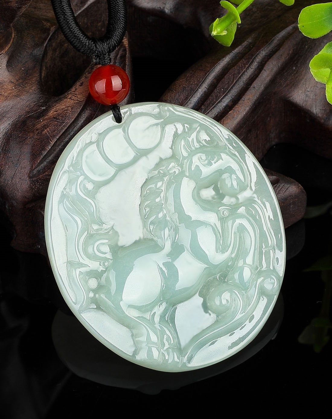 精雕天然a货翡翠冰糯种马牌马上有钱吊坠(附权威鉴定证书)