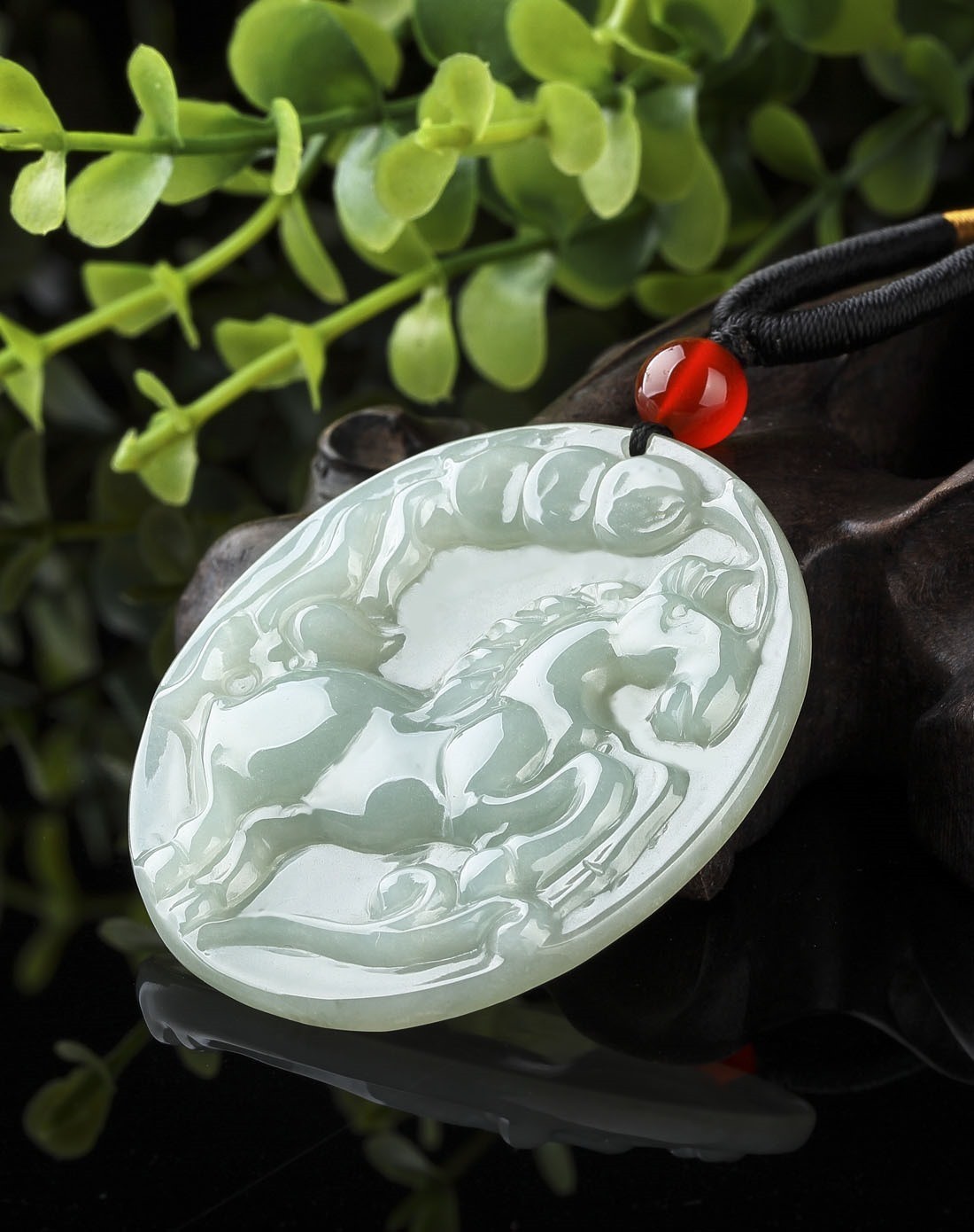 精雕天然a货翡翠冰糯种马牌马上有钱吊坠(附权威鉴定证书)