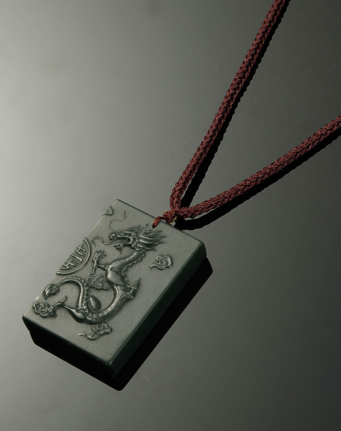 绿色青玉机雕龙牌挂件