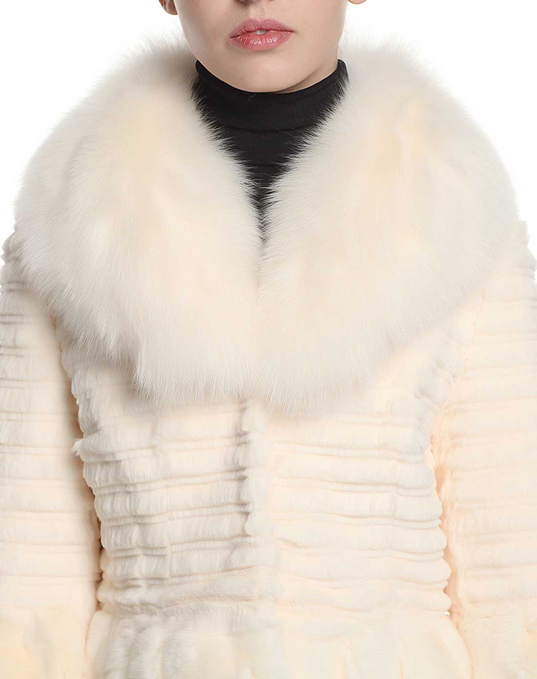 白色女款条纹兔毛皮草