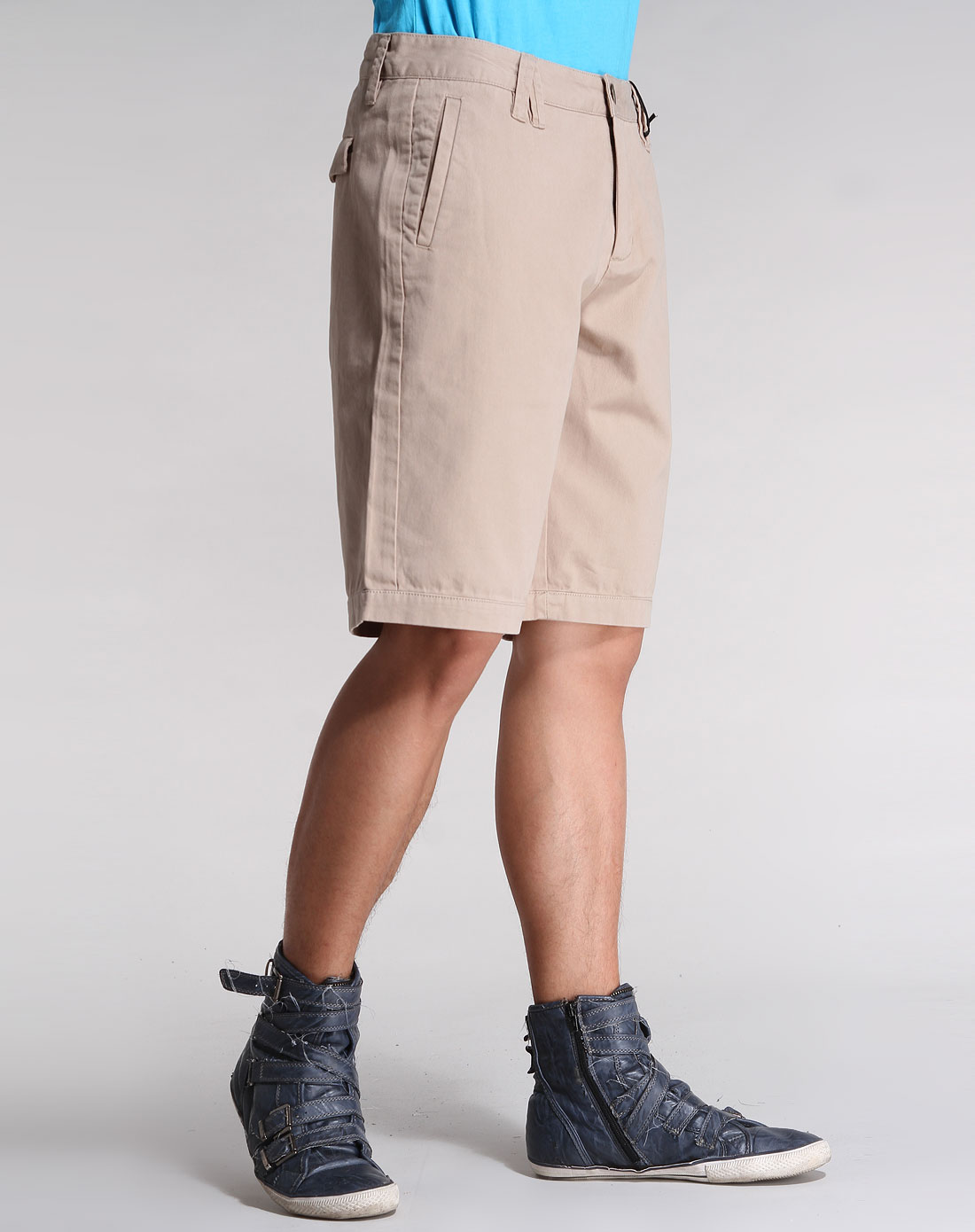 浅卡其色休闲短裤