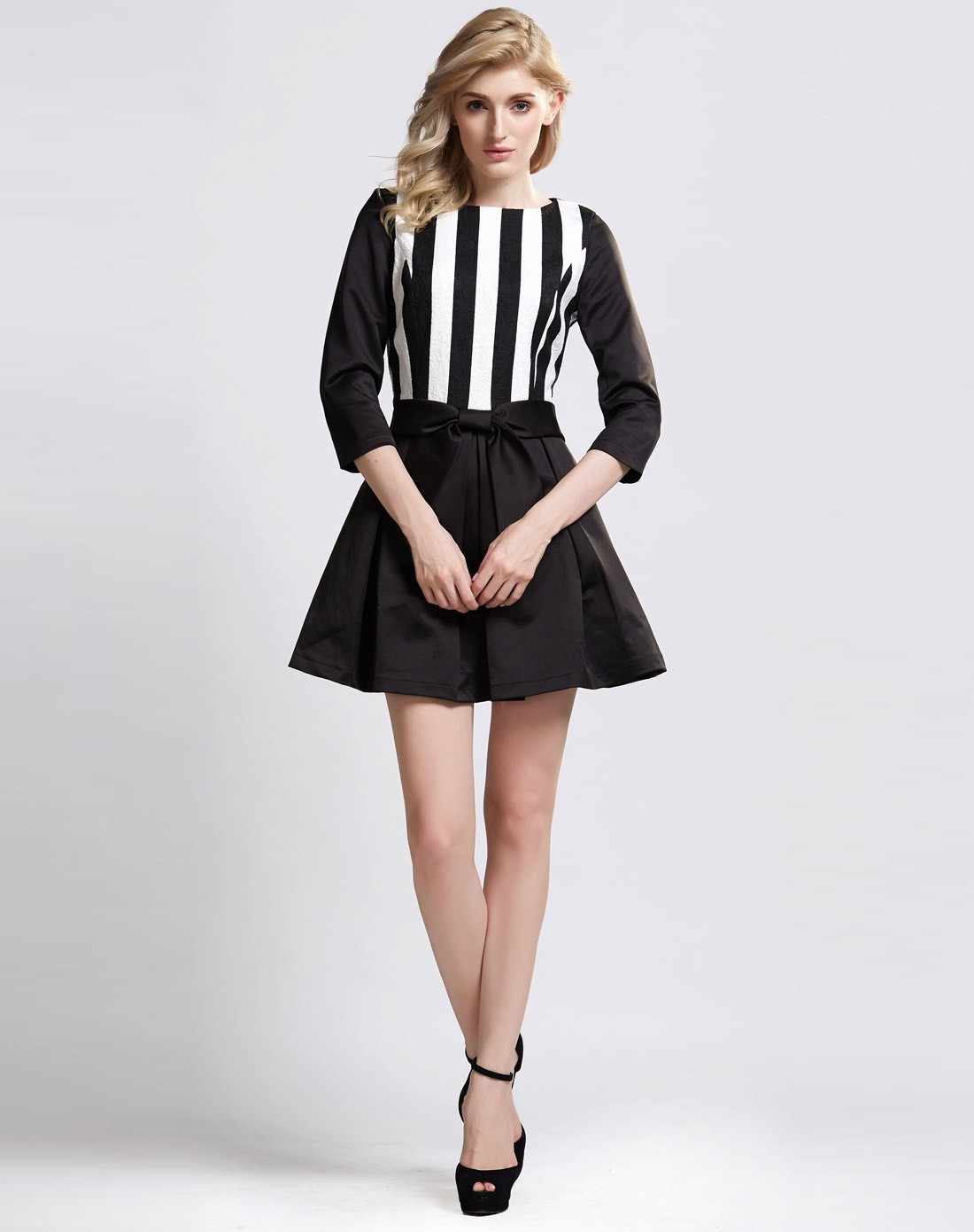 黑色竖条黑白相间连衣裙