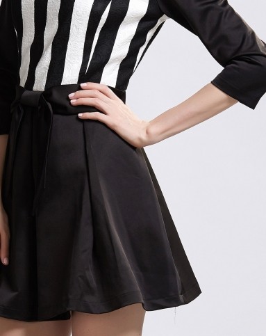 黑色竖条黑白相间连衣裙