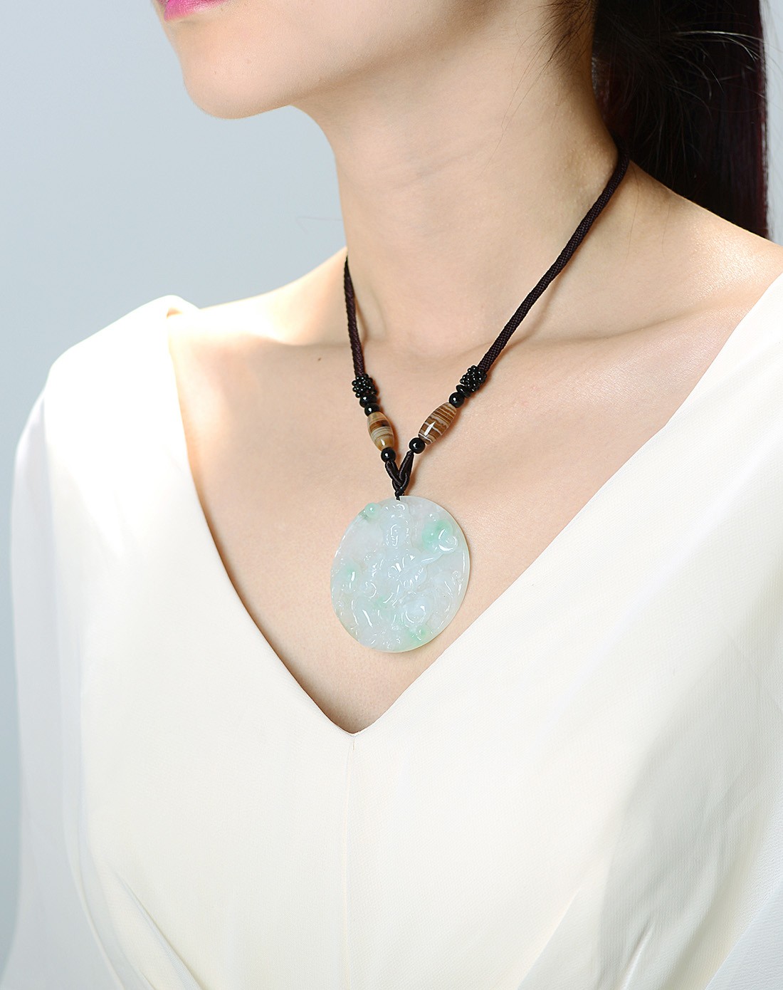 a货翡翠精工糯种飘绿观音圆牌