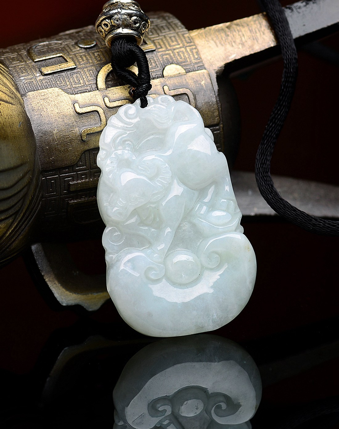 a货翡翠豆种十二生肖-牛吊坠