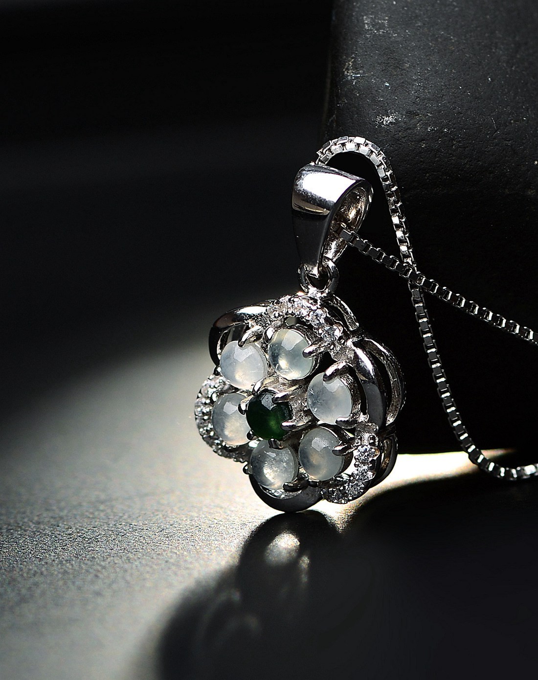 s925镶a货翡翠冰种双色太阳花吊坠