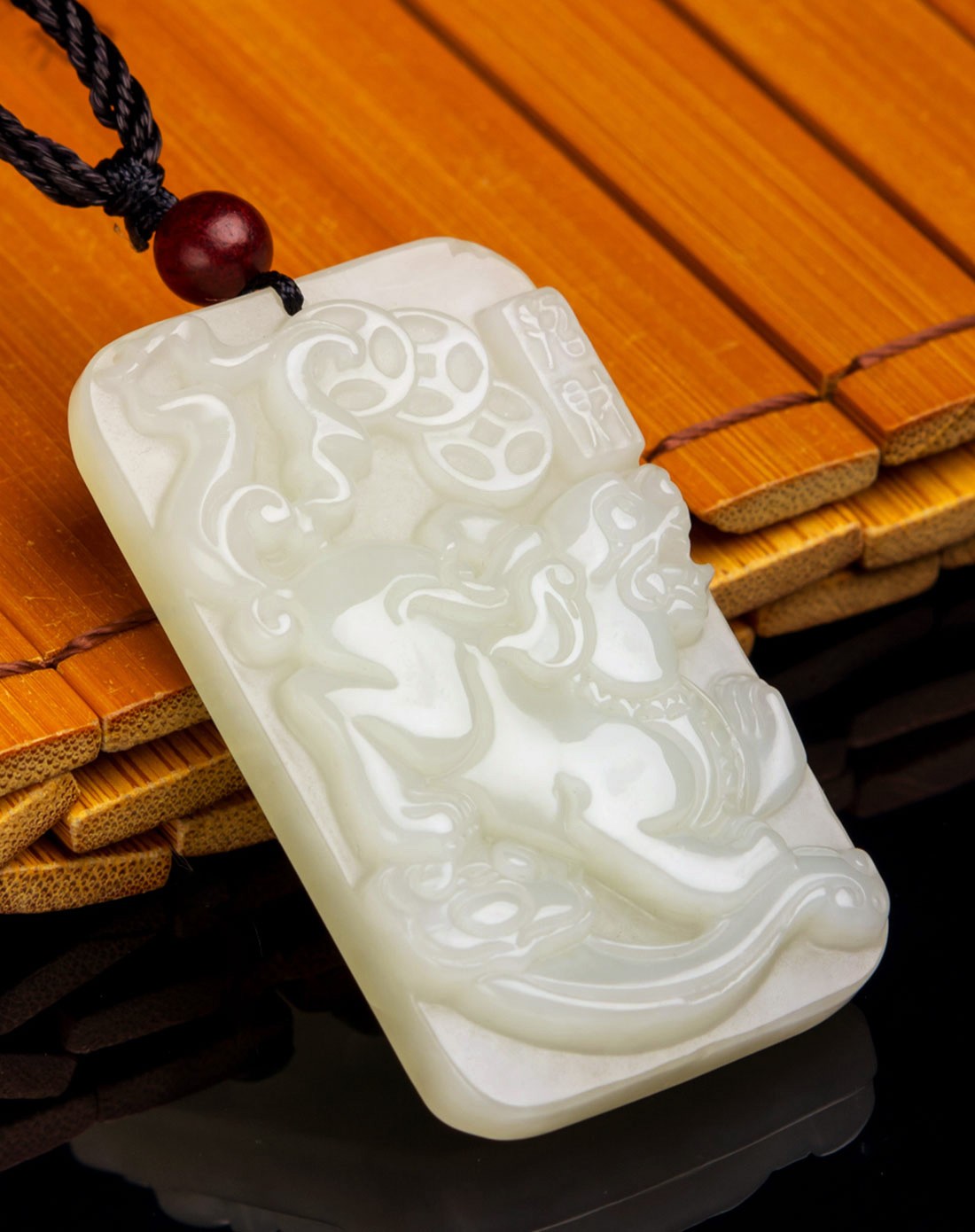 聚财貔貅天然和田玉牌吊坠