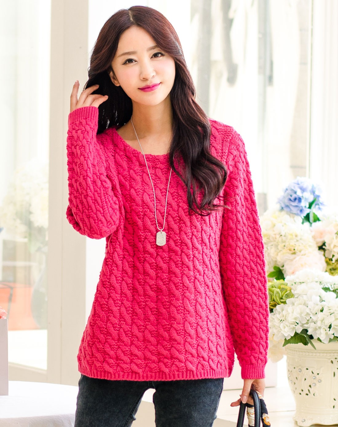 桃红色立体拐花圆领毛衣