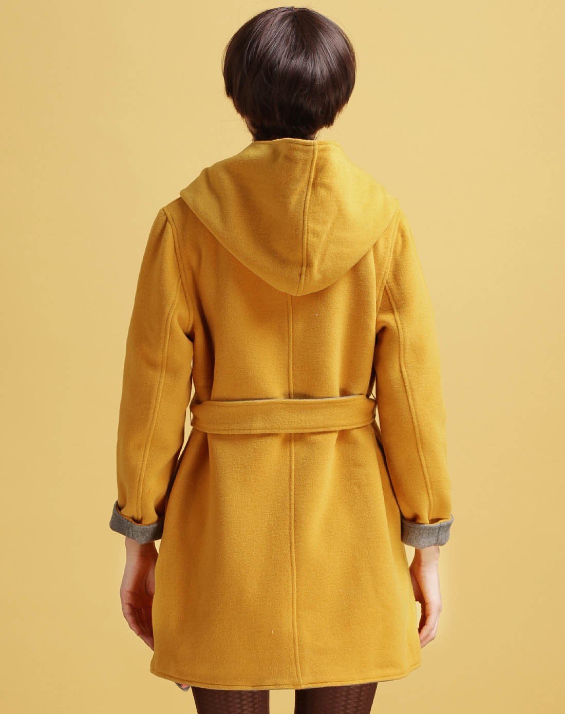 黄色潮流时尚长袖大衣